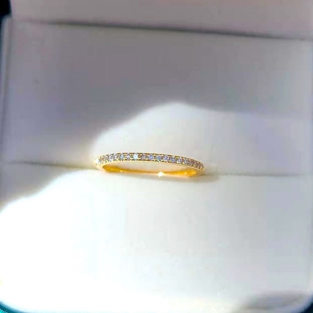 Solid 18k gold diamond band
